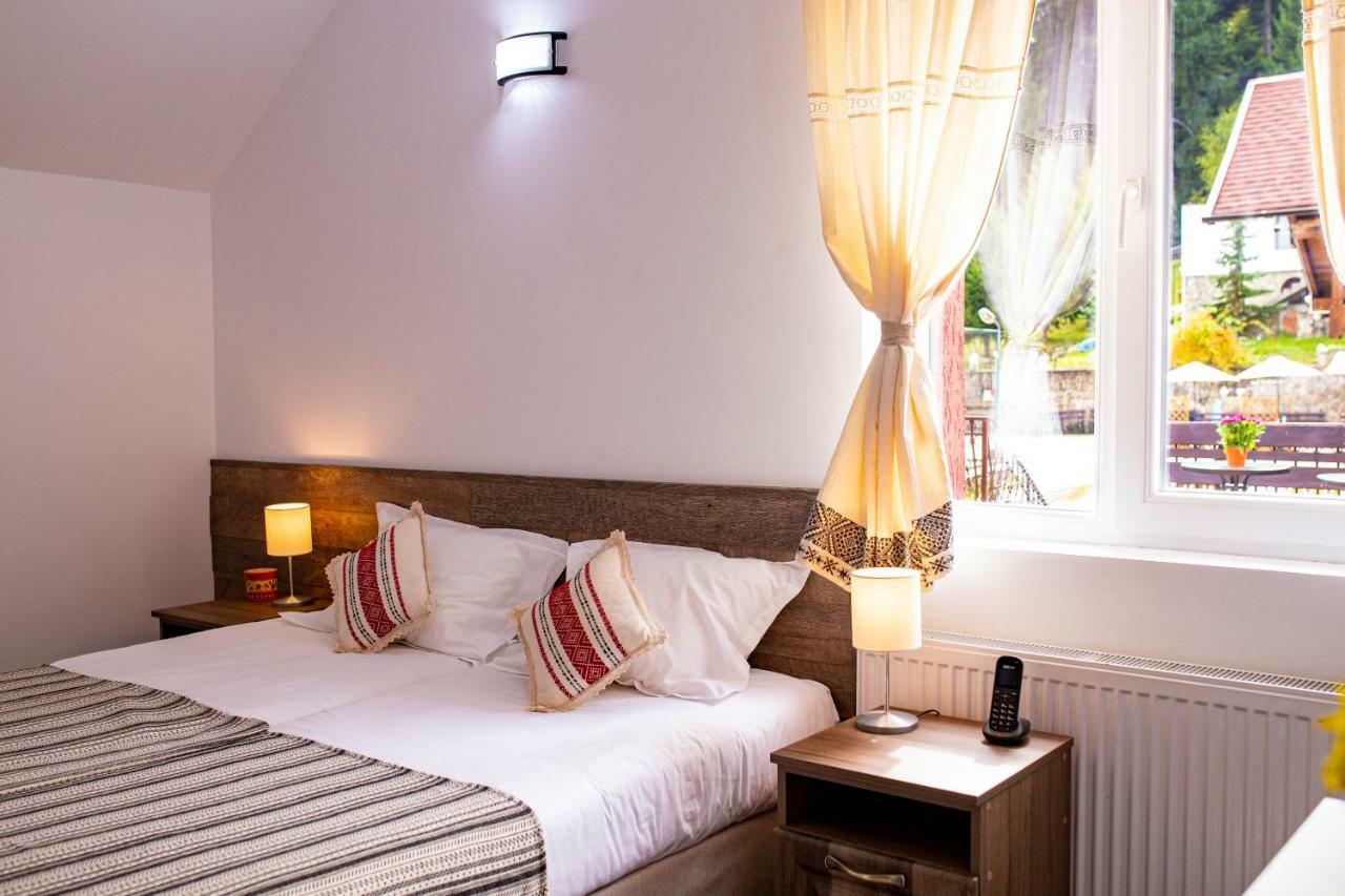 Hotel Floare De Colt Mînăstirea Humorului 外观 照片