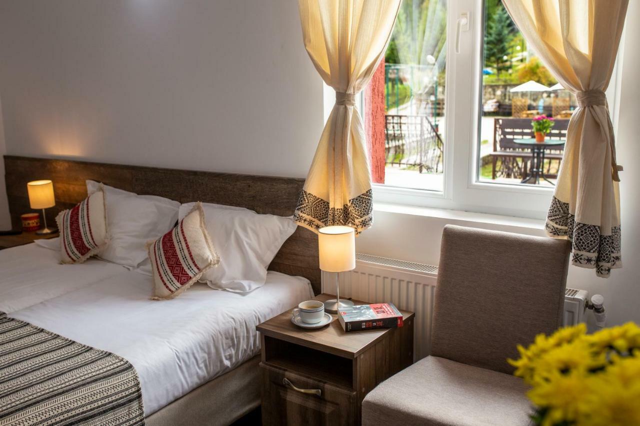 Hotel Floare De Colt Mînăstirea Humorului 外观 照片